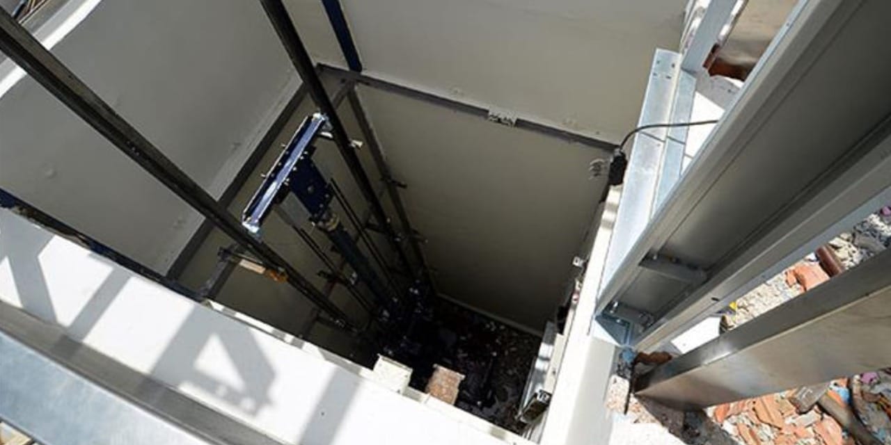 Bayram şekeri topluyordu! Asansör boşluğuna düşen çocuk ağır yaralandı