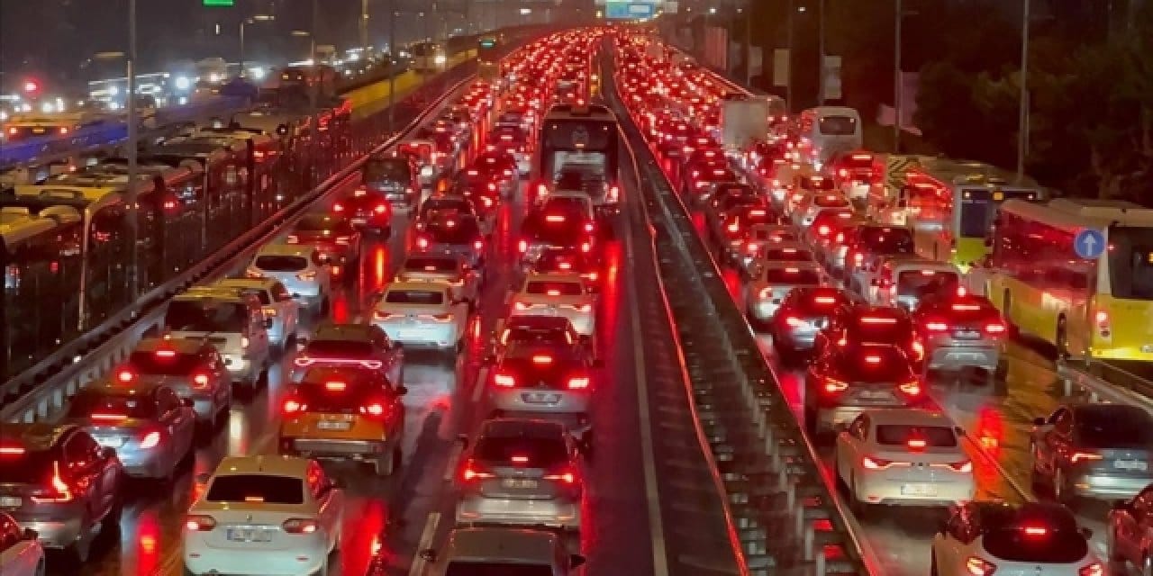 İstanbul'da bayram gecesi çilesi: Trafik kilitlendi