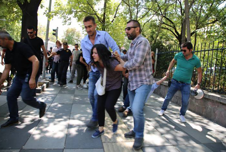 OHAL Komisyonu’na gitmişlerdi: Gülmen ve Özakça’nın avukatları gözaltına alındı