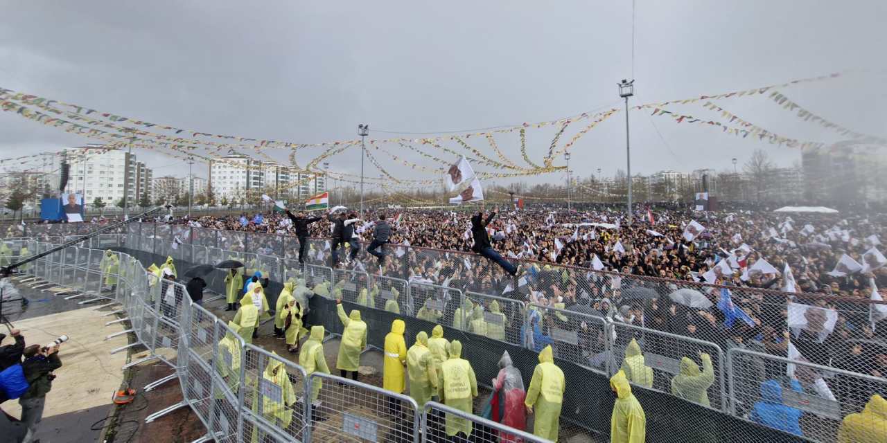 Diyarbakır'da Nevruz heyecanı! Yüz binler toplandı