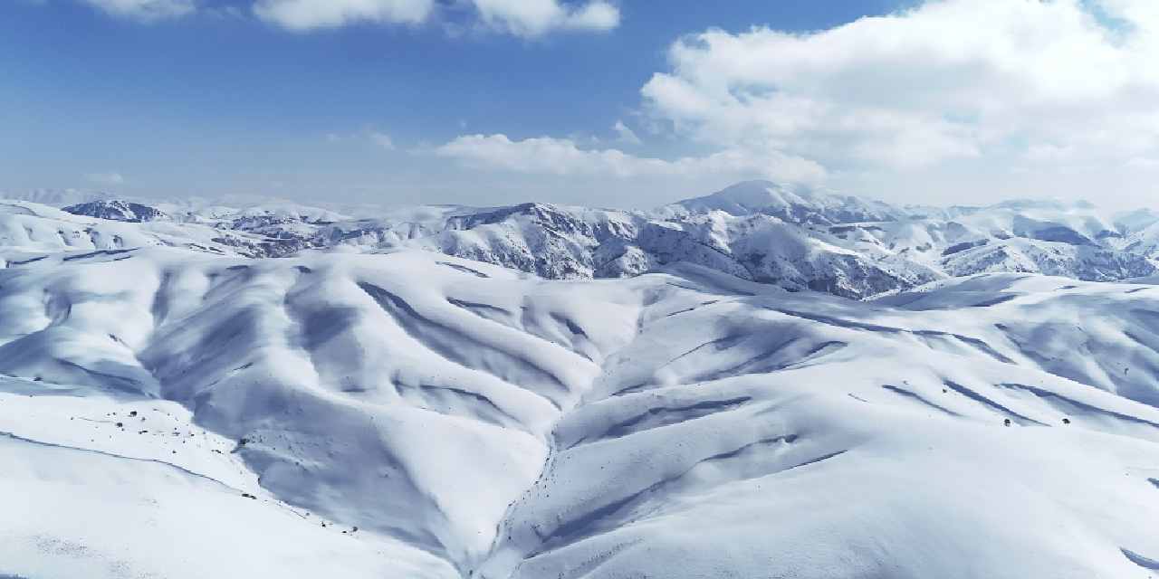 Kar kalınlığı yer yer 2 metreyi geçti! Tepeler ve araziler beyaz örtüyle bütünleşti