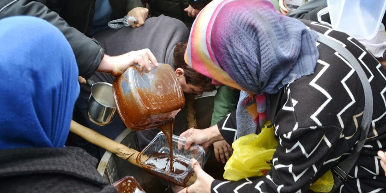 Mesir macunu kapmak için izdihama yol açtılar: Üstleri başları mesir oldu