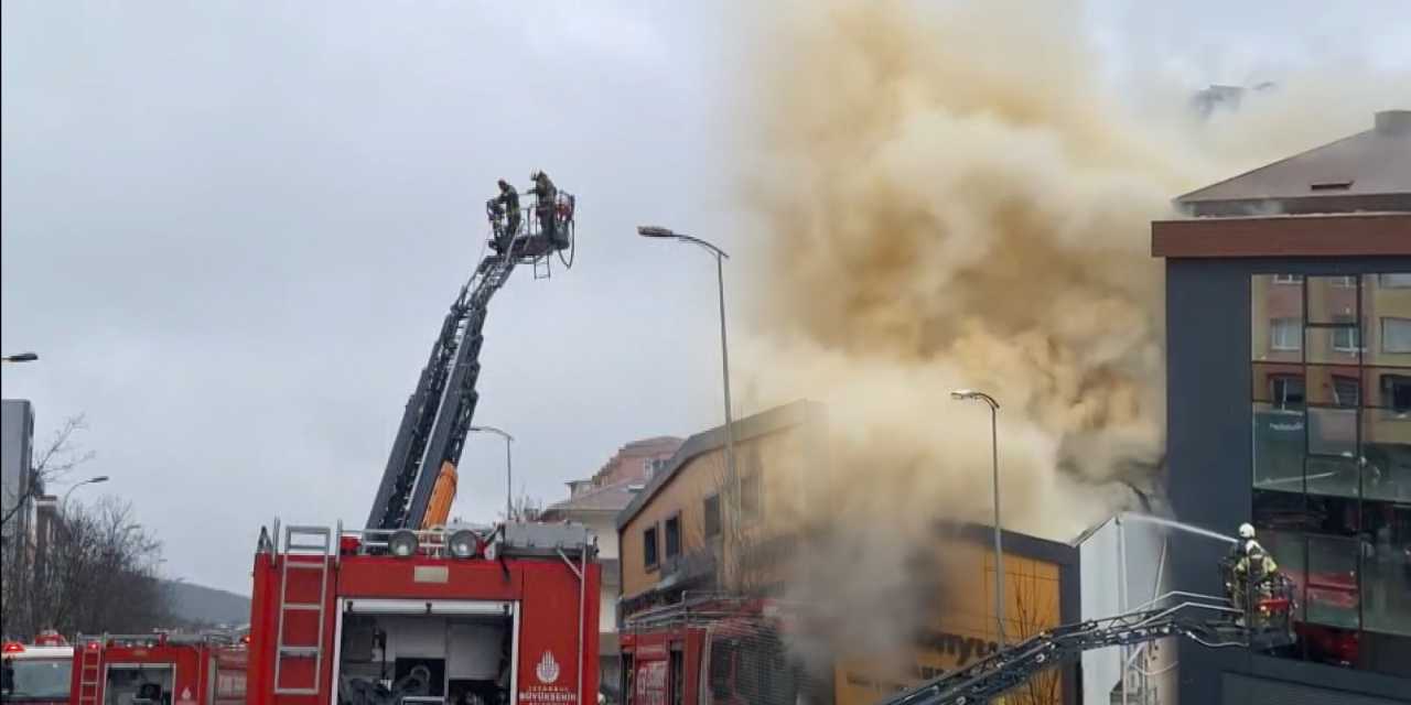 Ataşehir'de 2 katlı iş yerinde yangın! Cadde trafiğe kapatıldı
