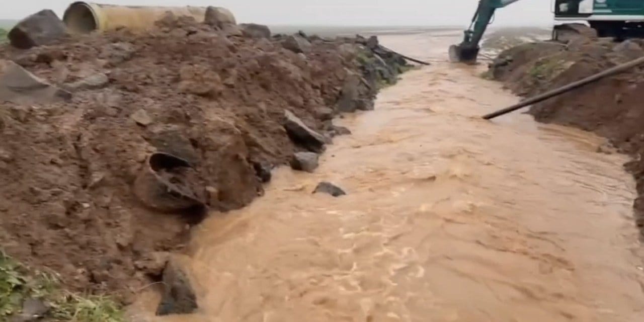 Sağanak ve dolu hayatı durdurdu! Duvarlar yıkıldı, bahçeler göle döndü