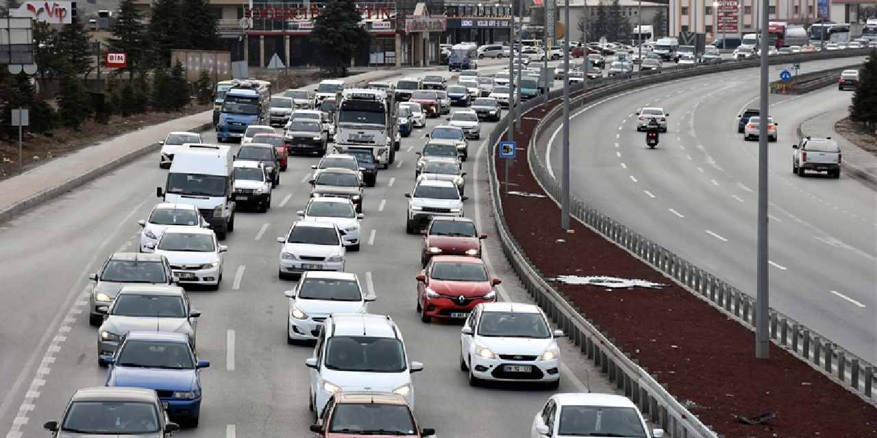 Dönüş çilesi başladı: 43 ilin geçiş noktasında trafik kilitlendi