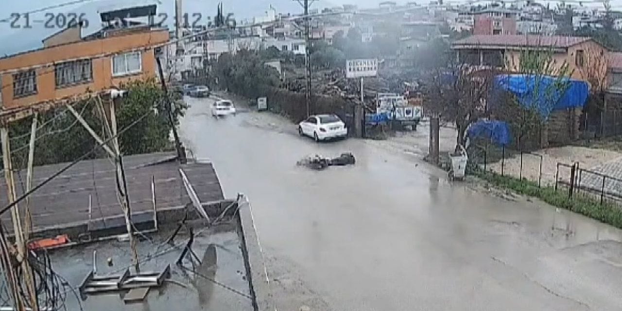 Kozan'da su birikintisine giren motosiklet devrildi