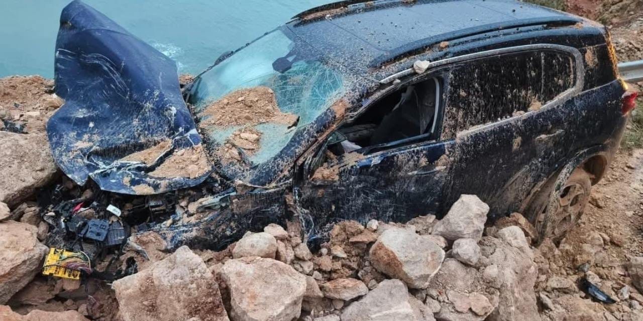 Seyir halindeki sürücü dağdan kopan kayaların altında kaldı
