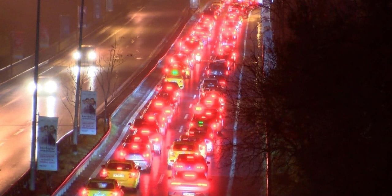 Tatilcilerin dönüşü İstanbul trafiğini kilitledi: Gece saatlerinde yüzde 62 yoğunluk