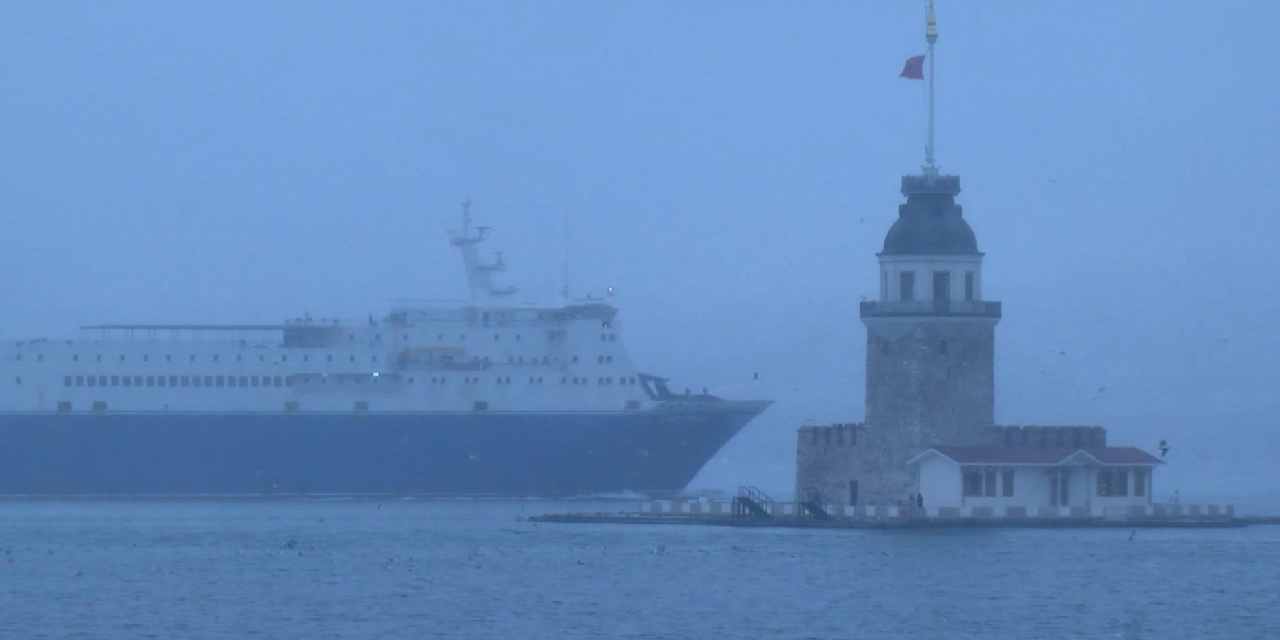 İstanbul'u sis bürüdü: Kız Kulesi gözden kayboldu