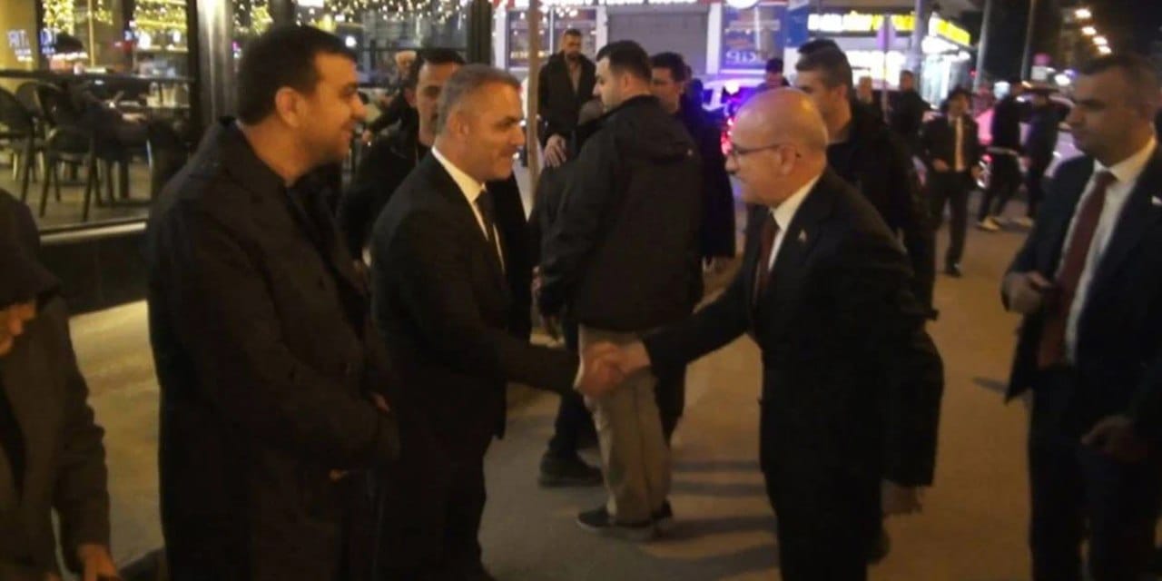 Mehmet Şimşek bayram ziyaretine gittiği memleketinde yuhalandı