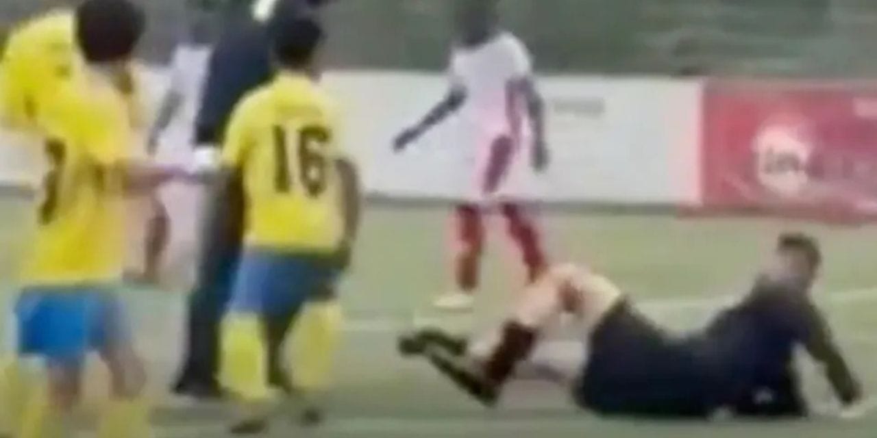 Maç oynanırken sahaya dalan antrenör hakemi bir kafada yere serdi