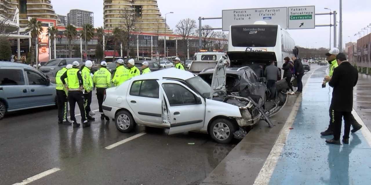 Kartal'da feci kaza! 1'i ağır 3 yaralı