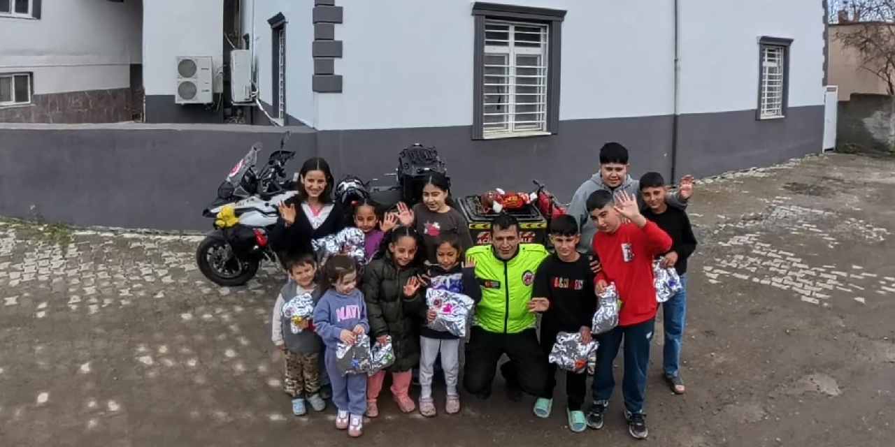 Şehir şehir gezip bayramda çocuklara oyuncak dağıttı