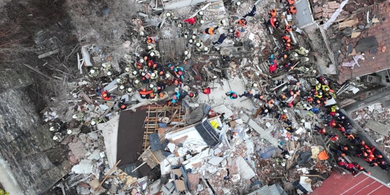 Son dakika | Fatih'te çöken binalardan acı haber: 1 ölü, 10 yaralı