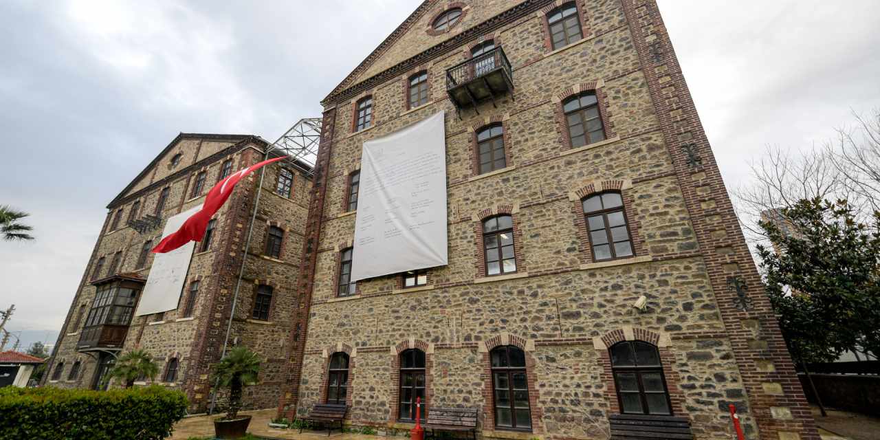 İzmir'deki Meslek Fabrikası önünde tahliye nöbeti! Cemil Tugay ve belediye başkanları irade duvarı oluşturdu