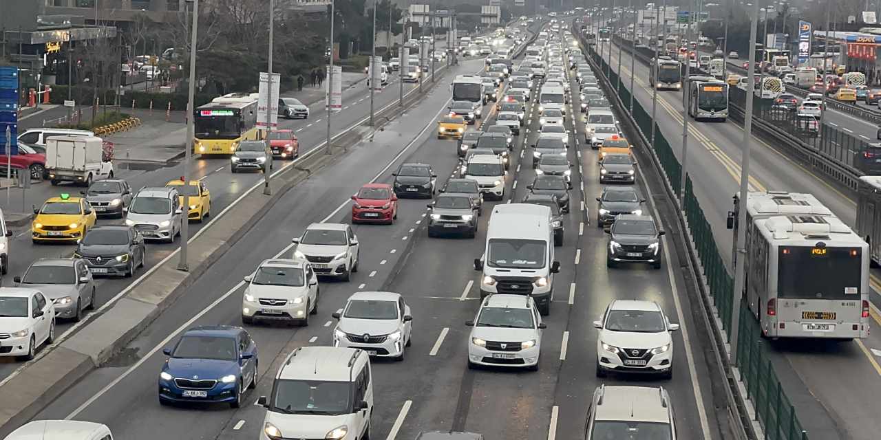 Tatil bitti çile başladı! İstanbullular güne trafikle uyandı