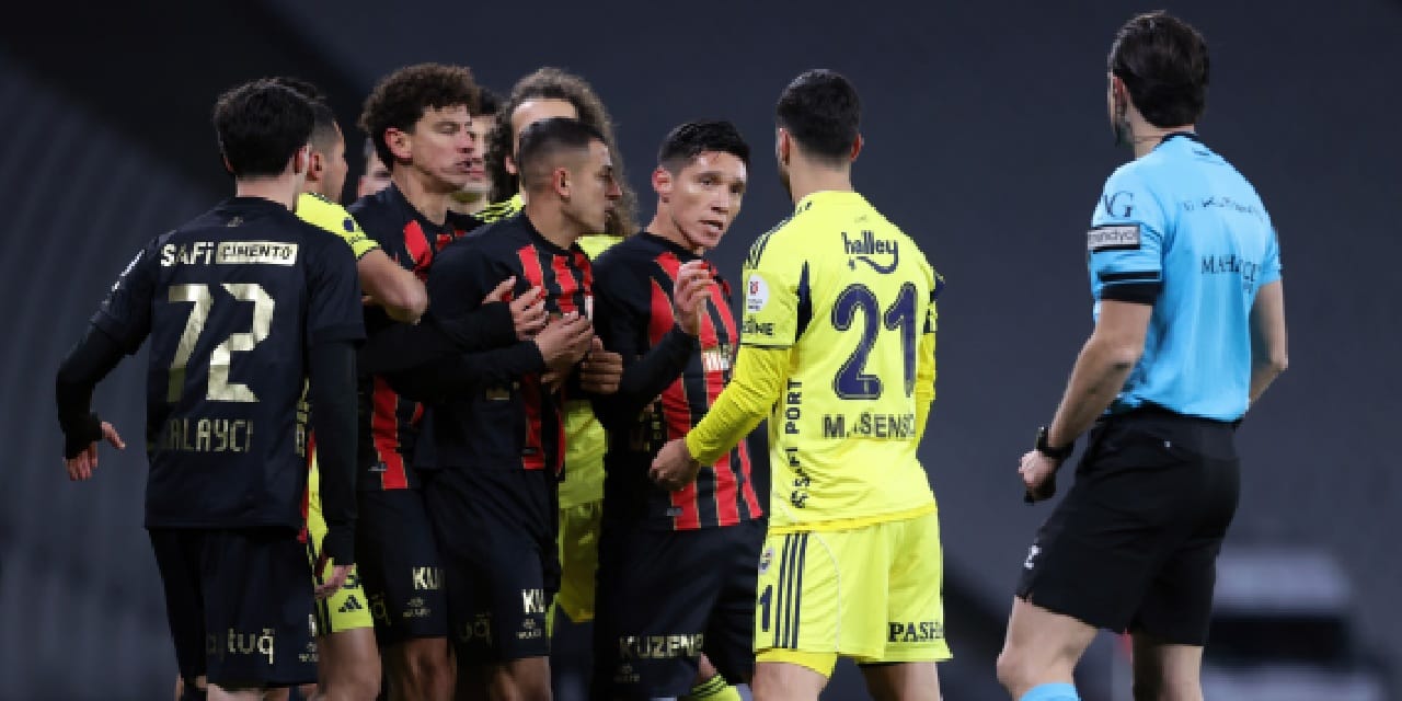 Fenerbahçe'yi 2 golle yendikleri maçta olanlara isyan etti: İsim isim saydı