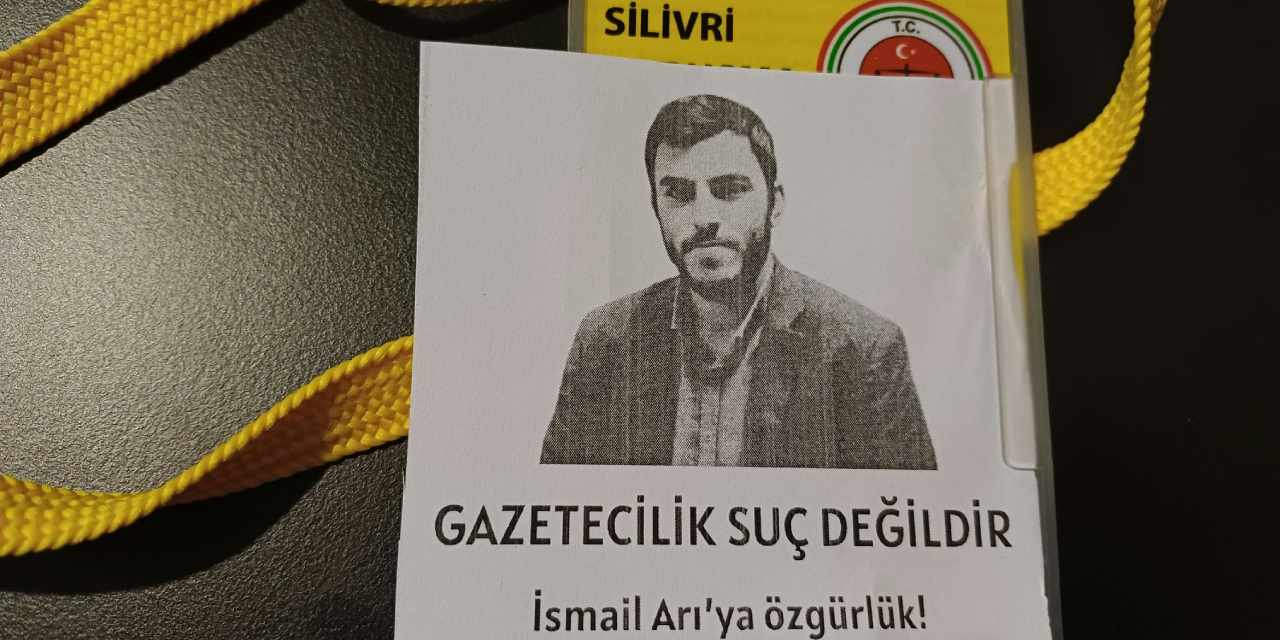 İBB davasında gazetecilerden anlamlı protesto! "İsmail Arı'ya özgürlük"