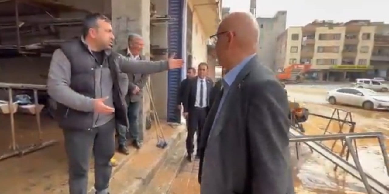 TOKİ'den gelen sular caddeyi bastı, iş yerleri balçıkla kaplandı! Vatandaşlardan AKP'li belediyeye isyan