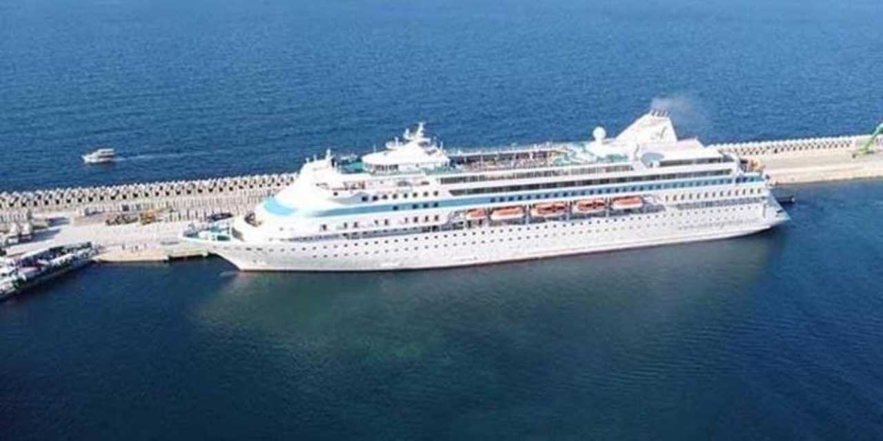 Topu topu 6 bin kişinin yaşadığı ilçeye 3 günde 56 bin kişi akın etti: Dev gemi de geldi