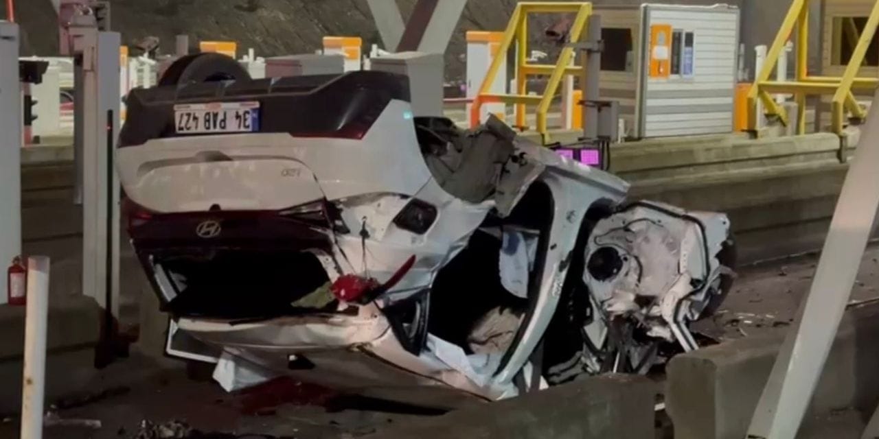 Pendik'te gişelere çarpan araç takla attı