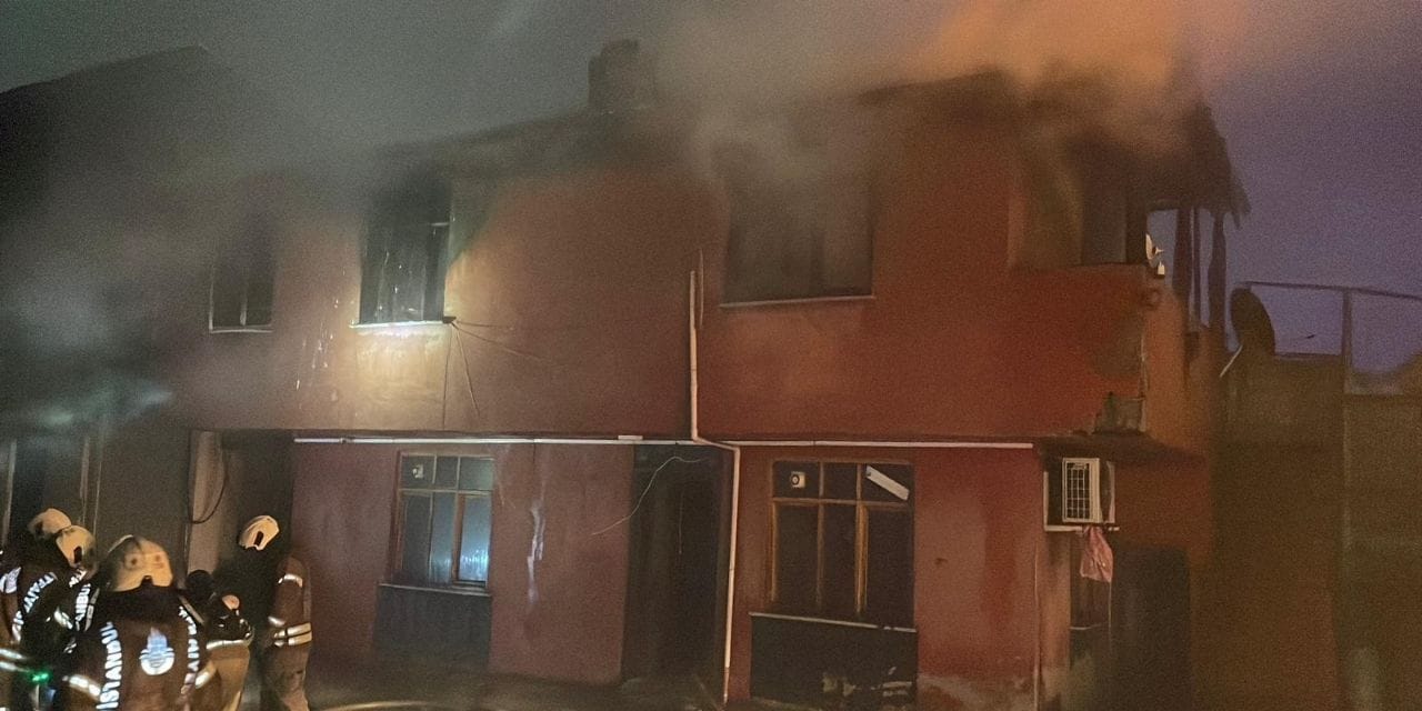 Aydınlatma direğinden sıçrayan alevler ofis katını küle çevirdi