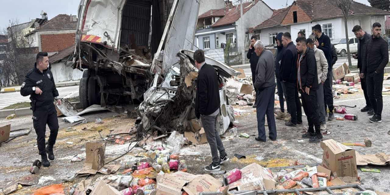 Samsun'da freni patlayan kamyon dehşet saçtı: 10'u öğrenci 19 yaralı