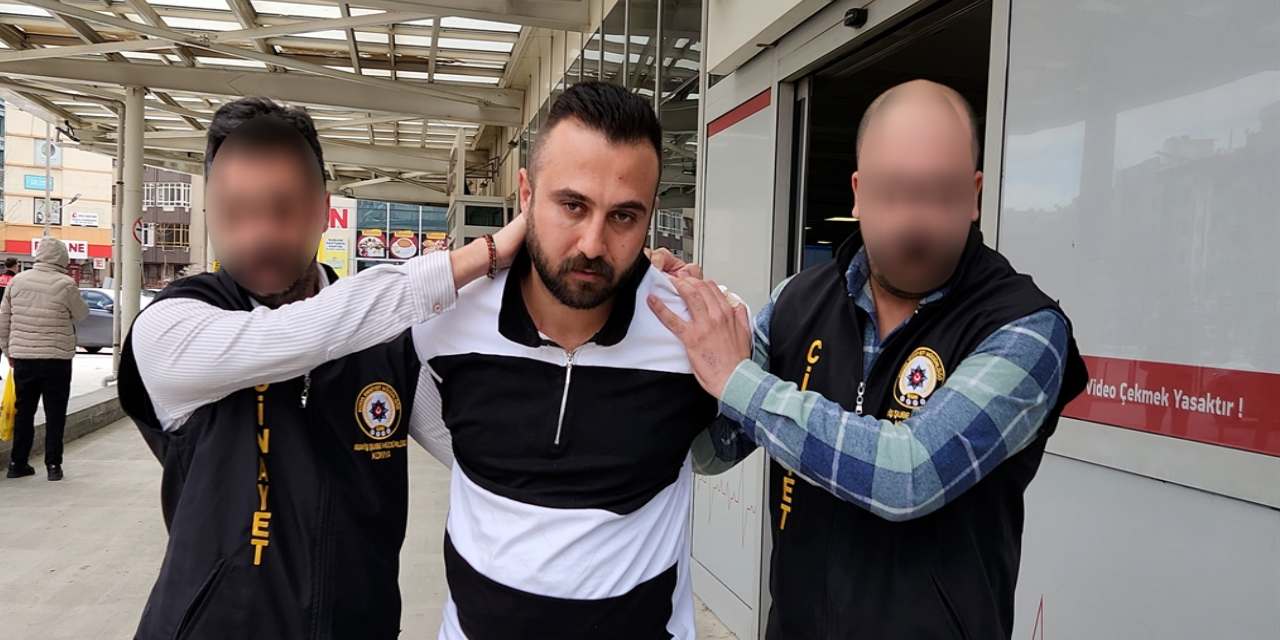 Boğarak öldürdüğü babasıyla aynı evde kaldı!