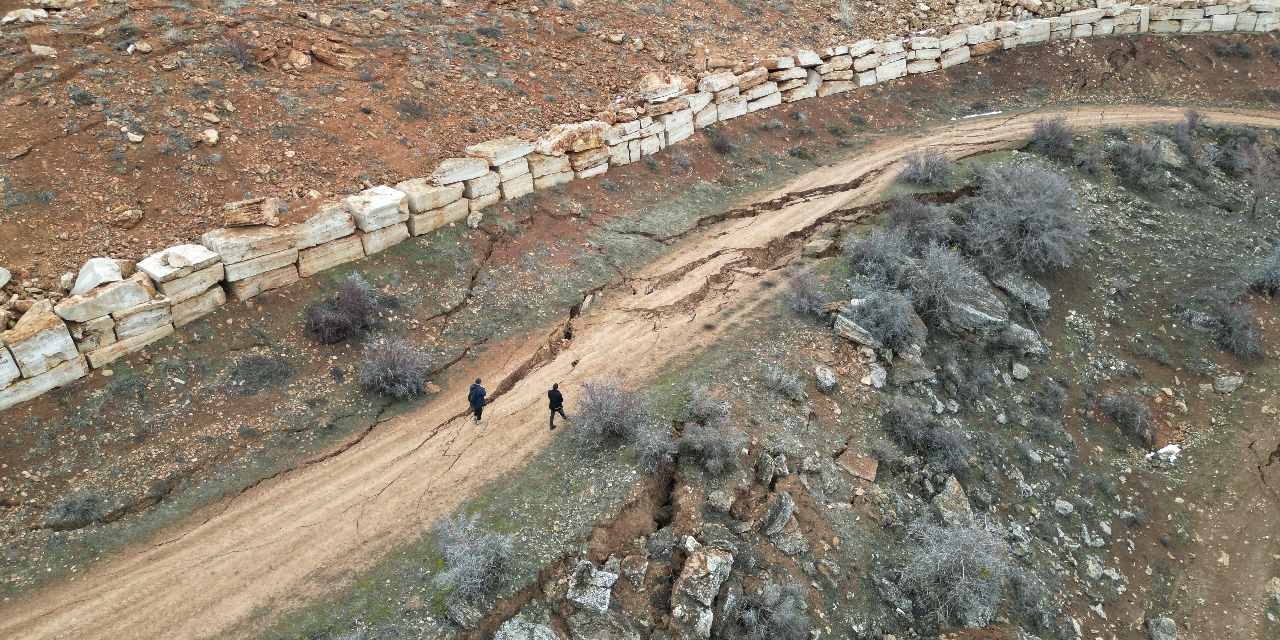 Köylüler korkuya kapıldı: Yolda çatlak ve yarıklar oluştu