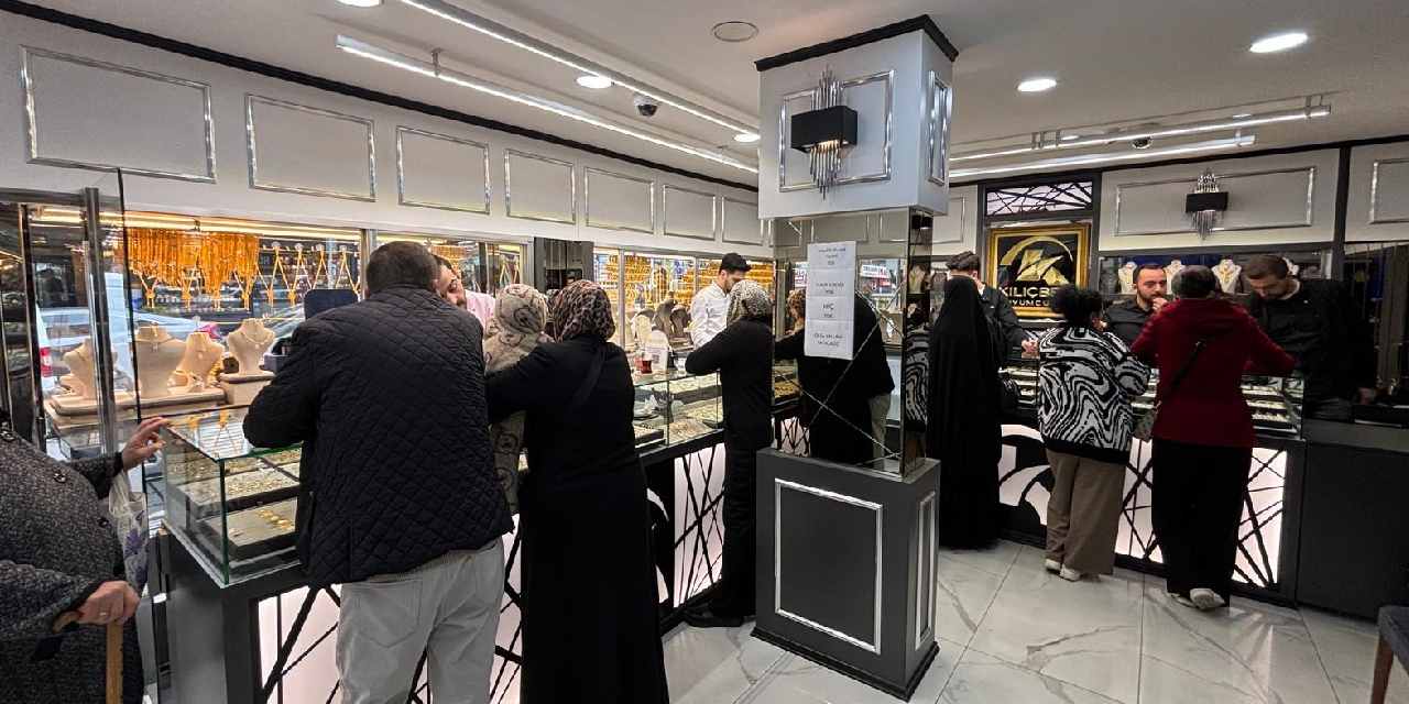 Akın akın altına hücum başlayınca kuyumcu ne yapacağını şaşırdı: "Vallahi de" diyerek duvara bu yazıyı astı