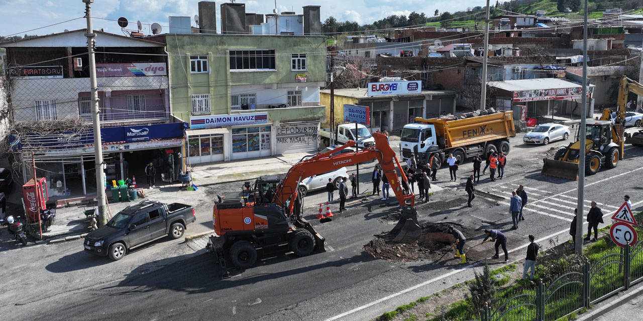 Diyarbakır-Silvan kara yolu çöktü!