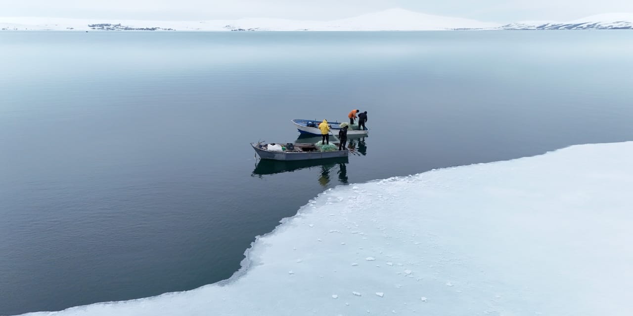 Buzun altında balık avlıyorlardı: Göl balıkçılarla dolup taştı