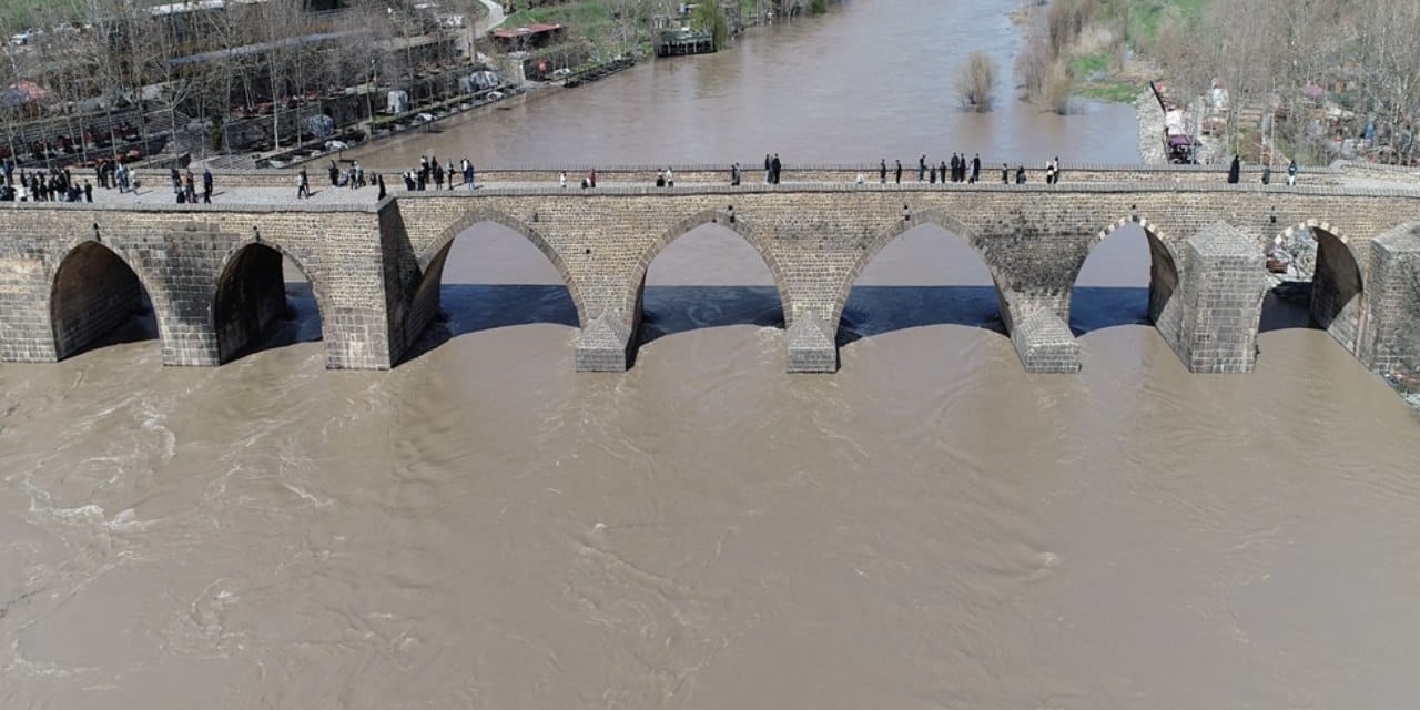 3 günlük yağmur kuraklığı kırdı: Balıklar bile tehlikedeydi!