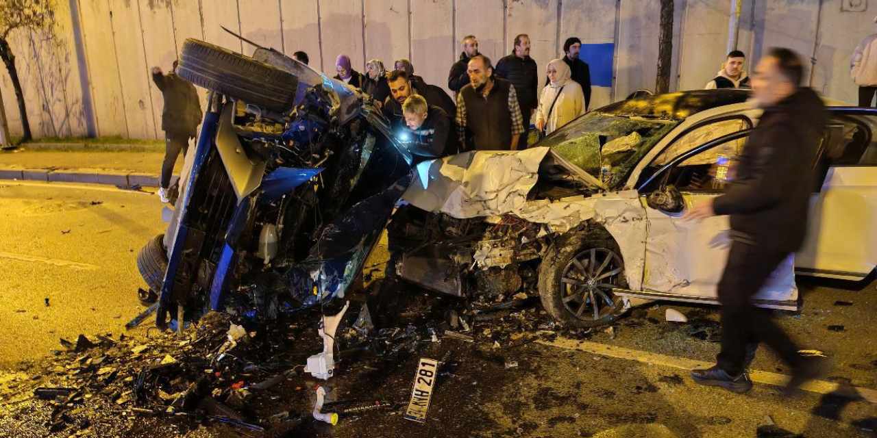 Üsküdar'da iki araç kafa kafaya girdi: Otomobil çarpışmanın etkisiyle havaya kalktı!