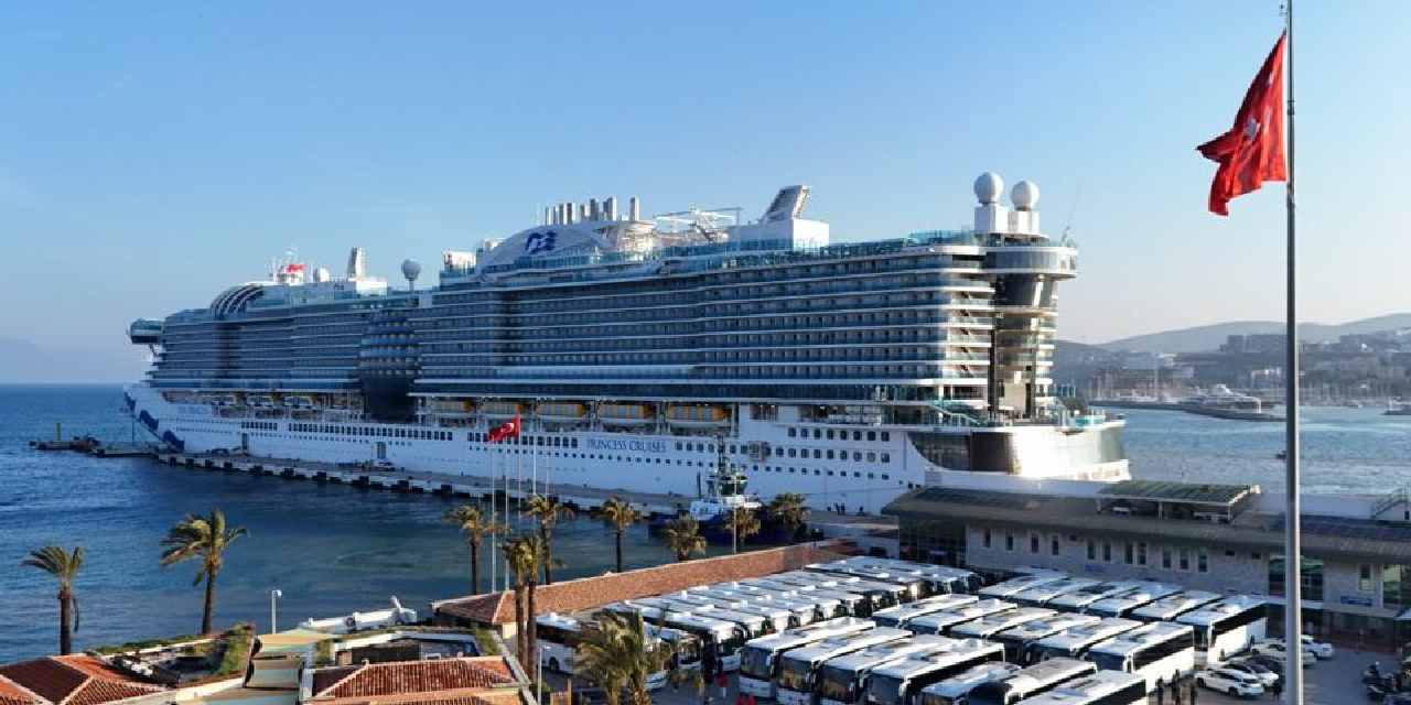 4 bin kişi Kuşadası'na aynı anda geldi