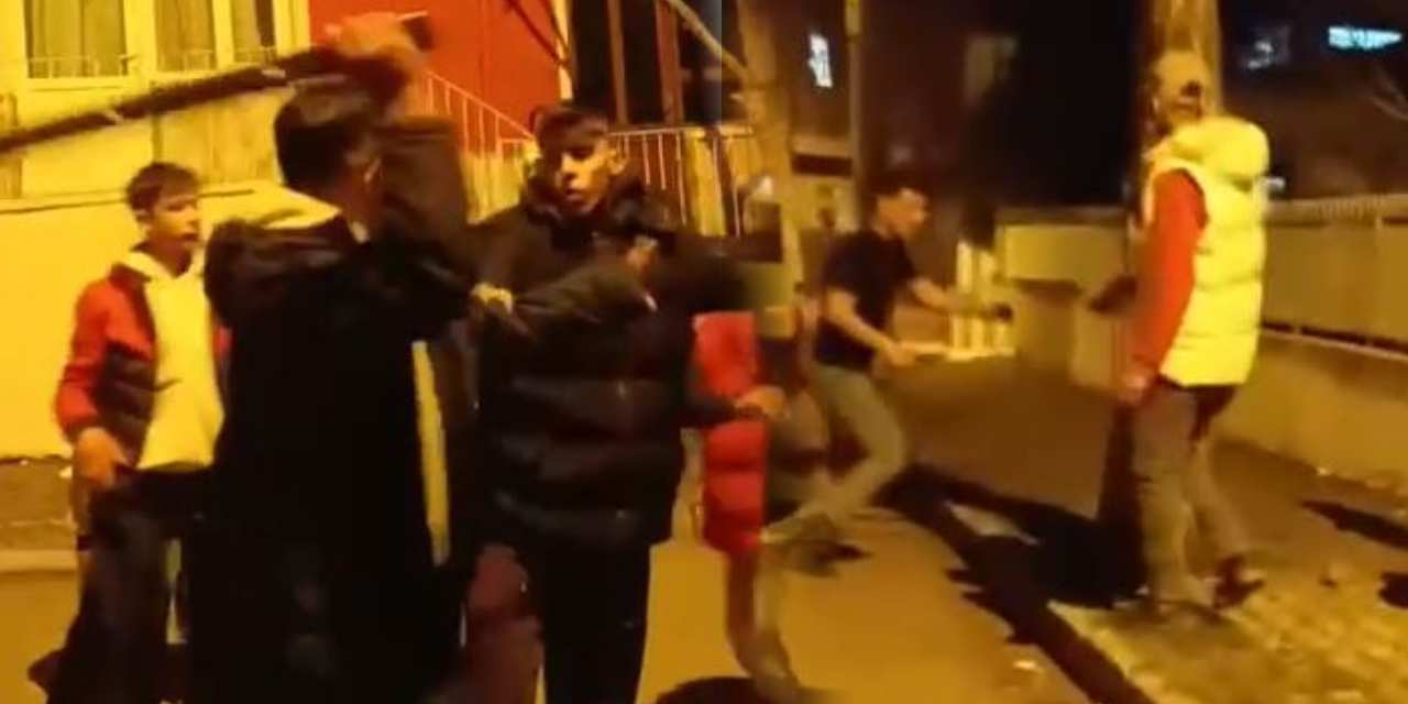 Saldırgan grup bir çocuğu sokak ortasında kemer ve sopalarla darbetti! Dehşet anları kamerada