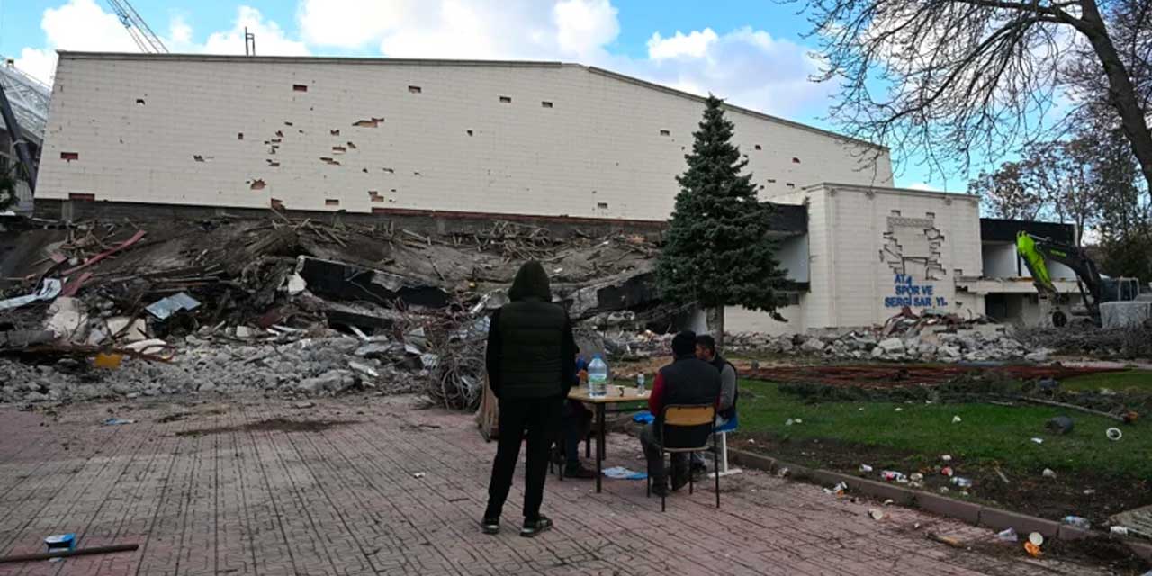 Ankara’daki tarihi Atatürk Spor Salonu’nu yıkmaya başladılar
