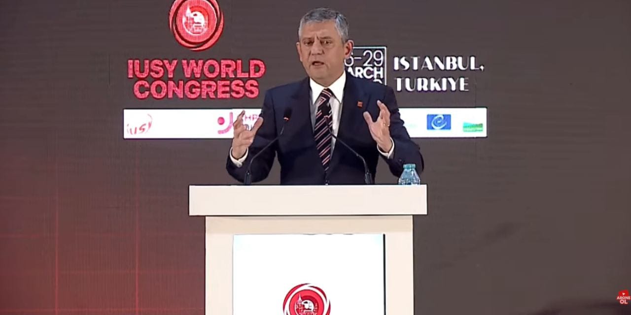 Özgür Özel'den Uşak operasyonuna ilk tepki! Sosyalist Enternasyonal'de duyurdu: Dimdik ayaktayız