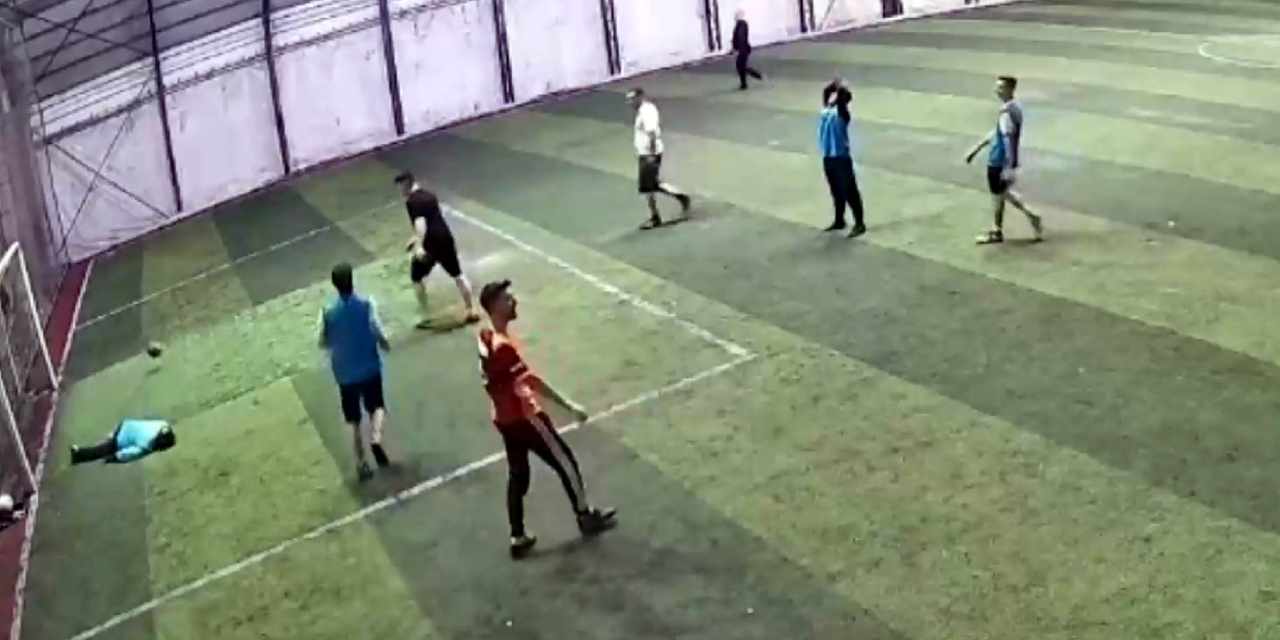 Halı sahada göğsüne top çarptı: Hayatını kaybetti