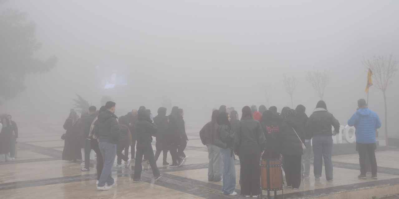 Şehri sis bürüdü! Araç farlarını yakıp ilerlediler