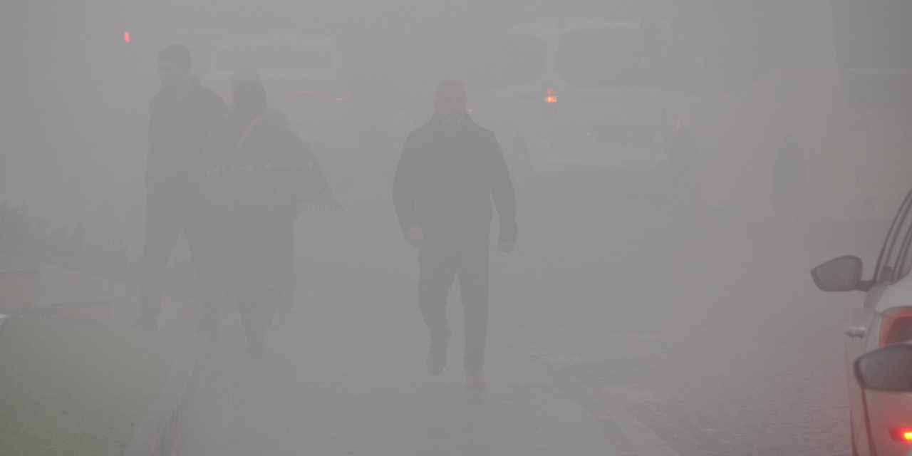 Şehri sis bürüdü! Araç farlarını yakıp ilerlediler