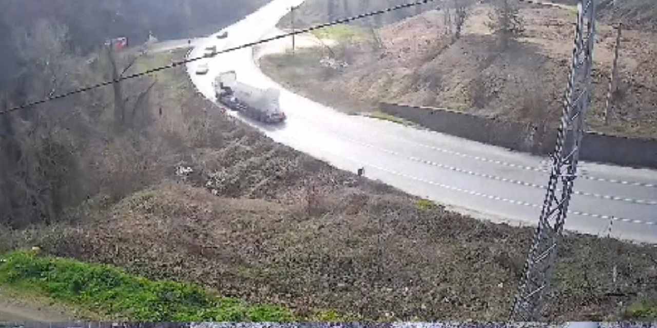 Kontrolden çıkan tanker otomobillerle kafa kafaya çarpıştı