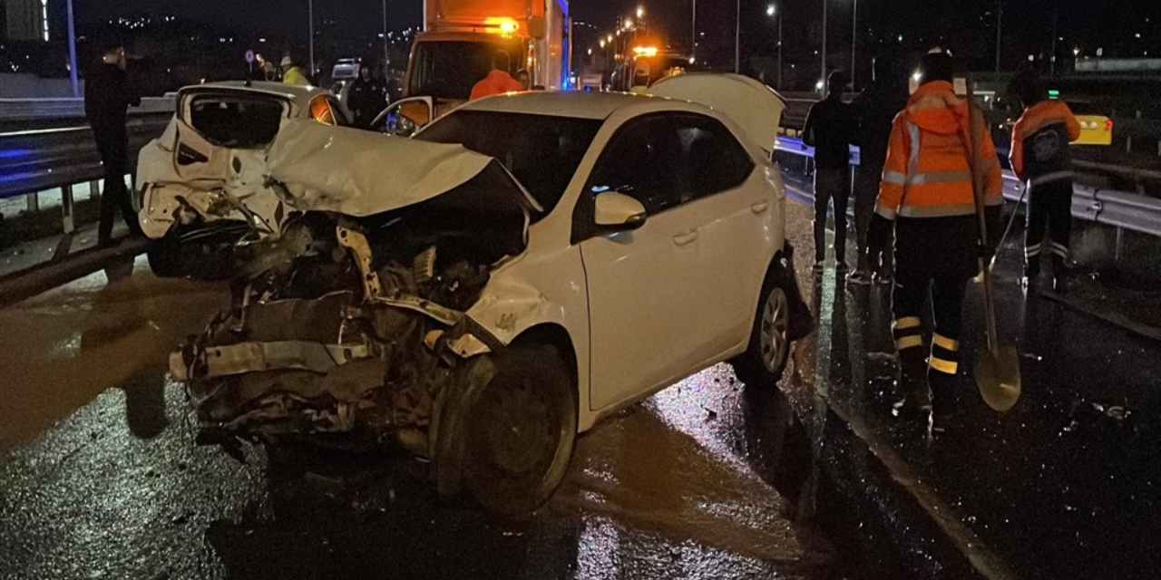 Ataşehir'de 8 araç birbirine girdi!