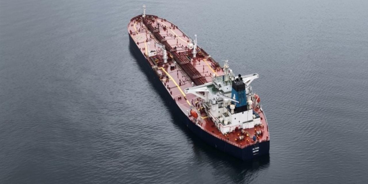 İstanbul Boğazı'na 14 mil kala saldırıya uğramıştı! Türkeli Demirleme Sahası'na çekilen tanker havadan görüntülendi