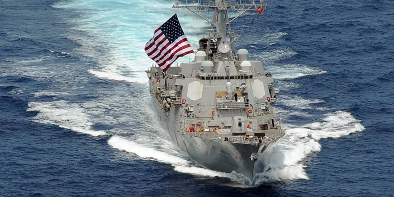 Körfez'de kırmızı alarm! İran ABD gemisini hedef aldı