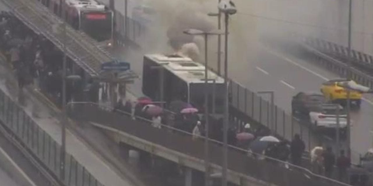 Son Dakika | Metrobüste yangın paniği! Ekipler peş peşe sevk edildi