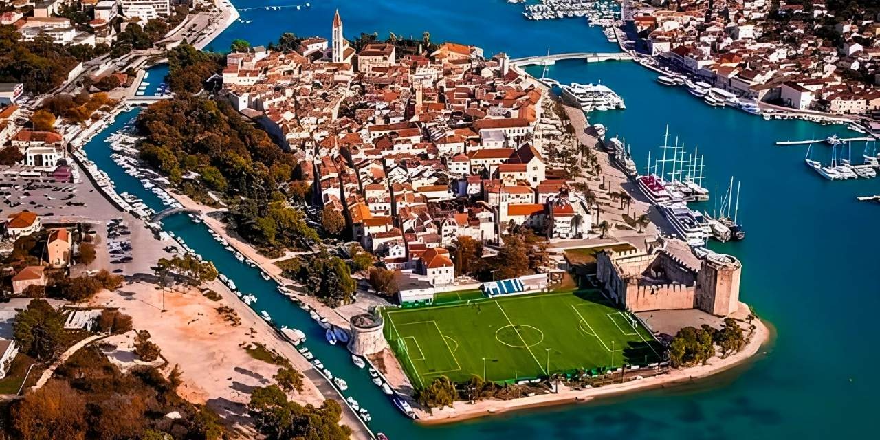 Üç tarafı tarih, bir tarafı deniz: Dünyanın en güzel halı sahası