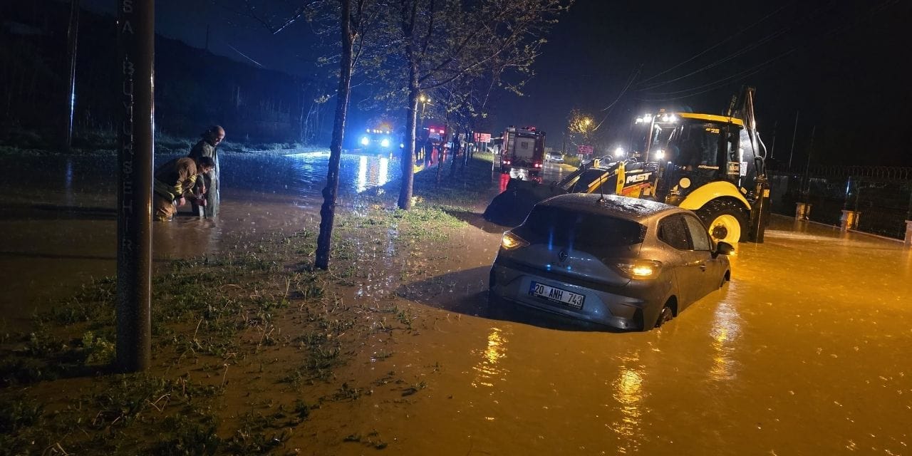 Turgutlu'da sağanak yağış hayatı felç etti