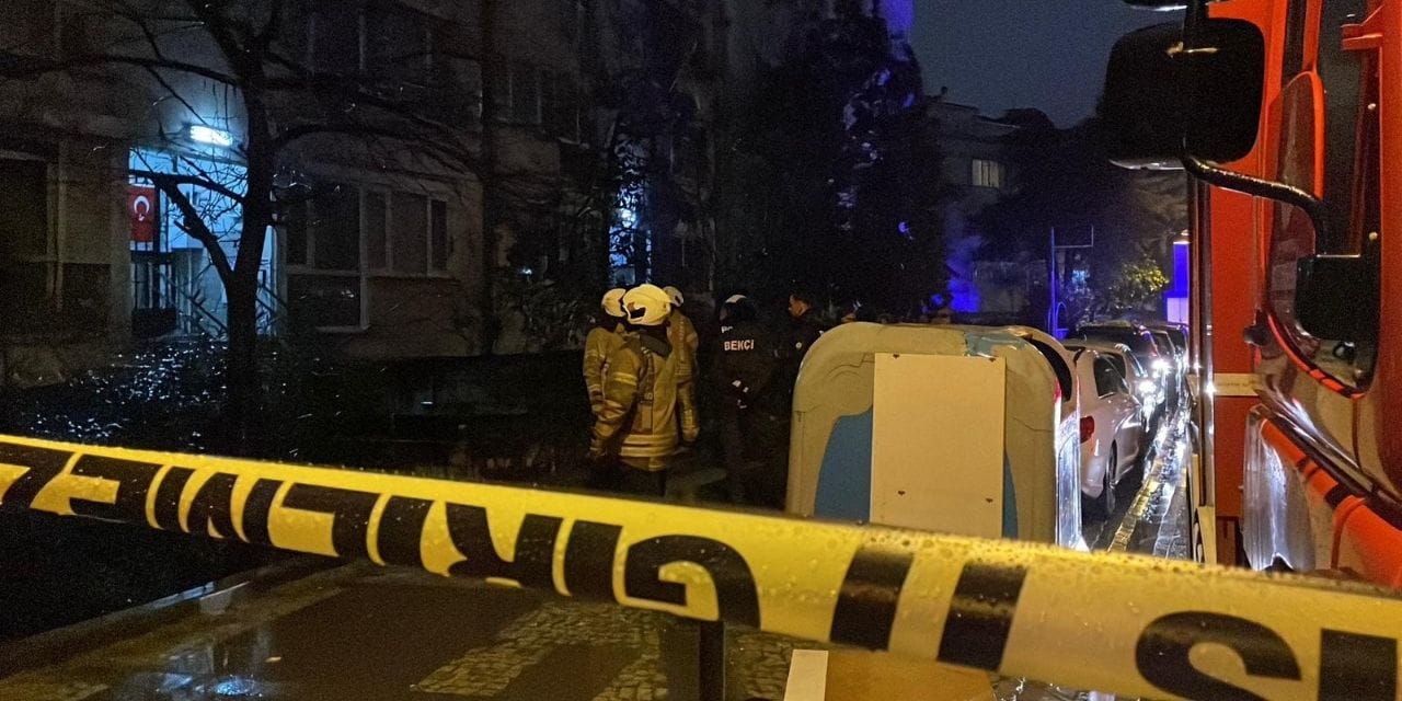 Beşiktaş'taki 4 katlı bina sabaha karşı alevlere teslim oldu