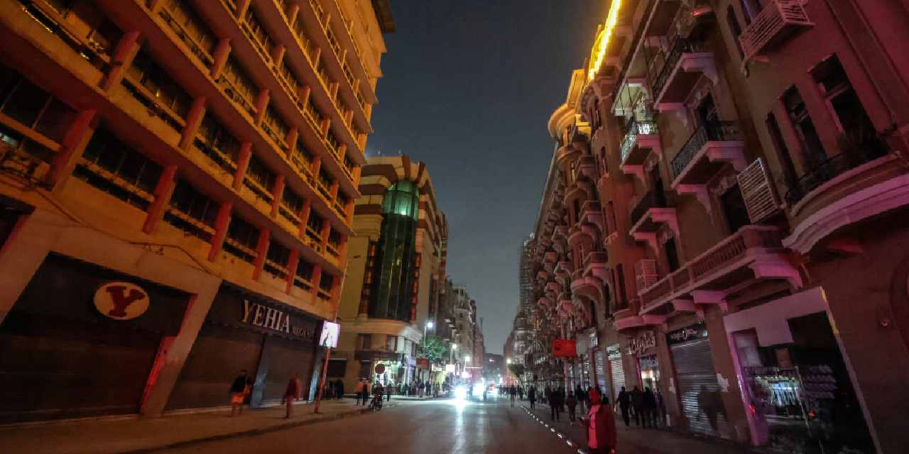Mısır'da tasarruf tedbirleri devrede! Dükkanlar erken kapandı, sokaklar karanlığa gömüldü